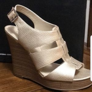 Wedge sandal w wood platform heel